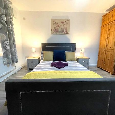 גילינגהאם Deluxe 1-Bedroom Serviced Apartment Sleeps 4 For Short Or Long Stay מראה חיצוני תמונה