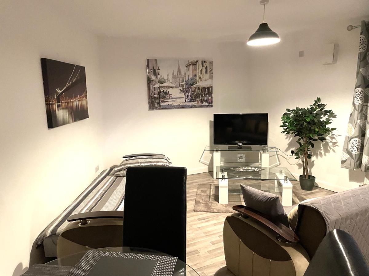 גילינגהאם Deluxe 1-Bedroom Serviced Apartment Sleeps 4 For Short Or Long Stay מראה חיצוני תמונה