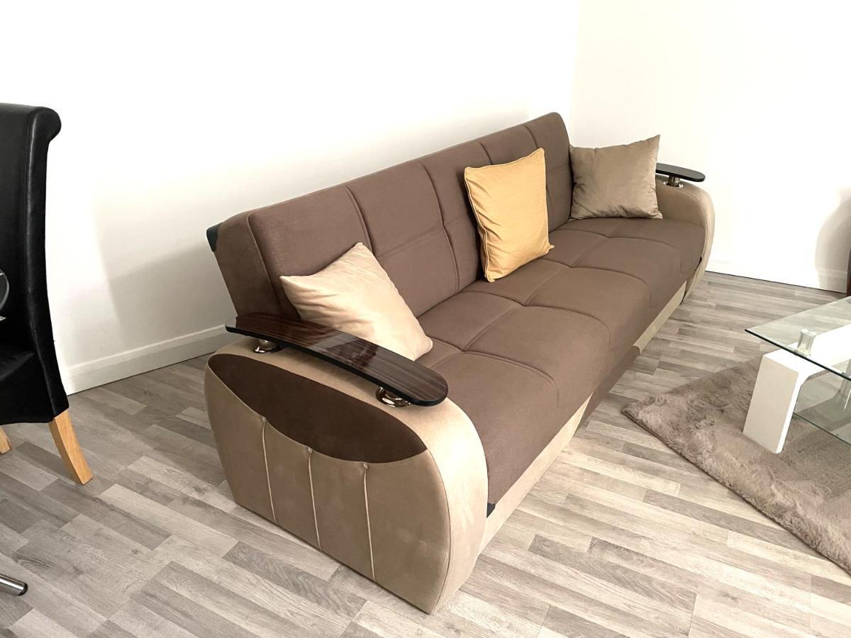 גילינגהאם Deluxe 1-Bedroom Serviced Apartment Sleeps 4 For Short Or Long Stay מראה חיצוני תמונה