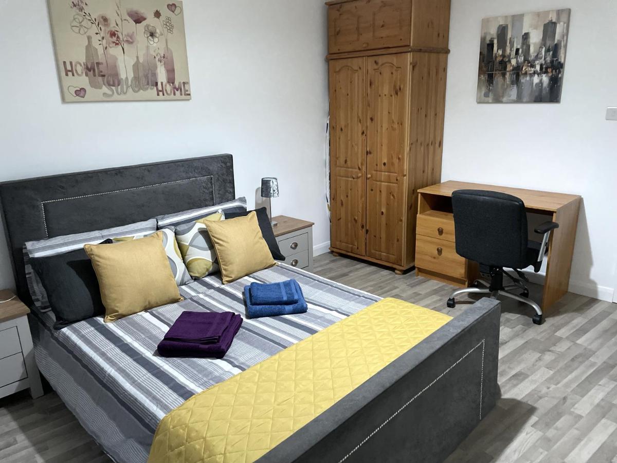 גילינגהאם Deluxe 1-Bedroom Serviced Apartment Sleeps 4 For Short Or Long Stay מראה חיצוני תמונה