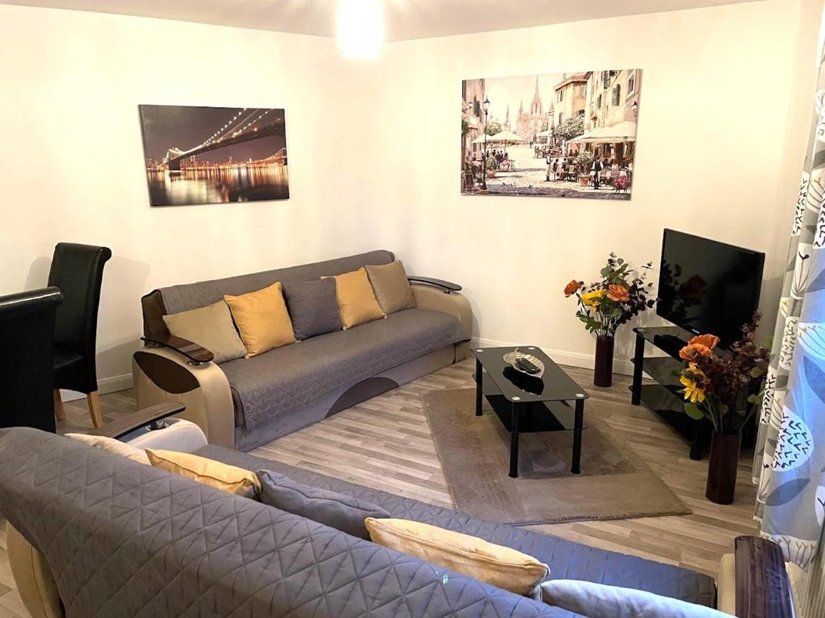 גילינגהאם Deluxe 1-Bedroom Serviced Apartment Sleeps 4 For Short Or Long Stay מראה חיצוני תמונה