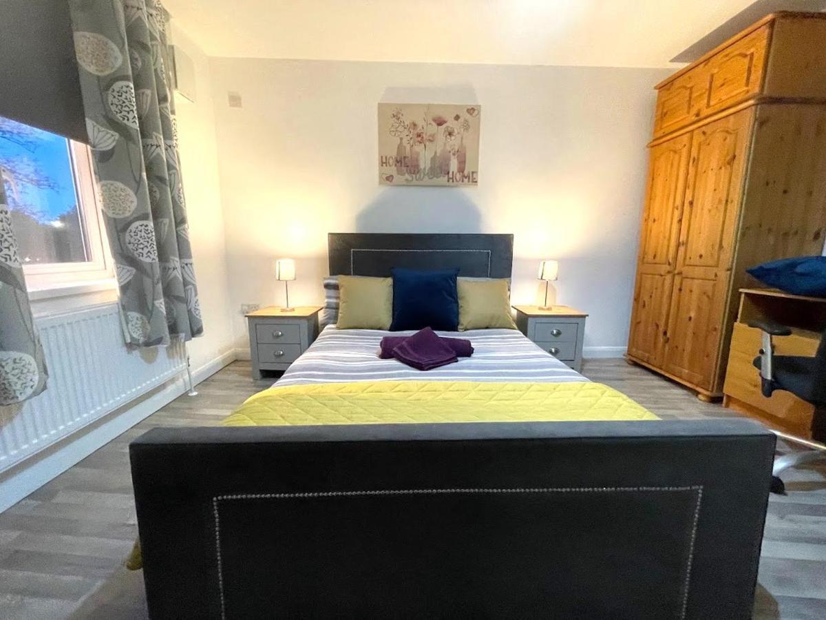 גילינגהאם Deluxe 1-Bedroom Serviced Apartment Sleeps 4 For Short Or Long Stay מראה חיצוני תמונה