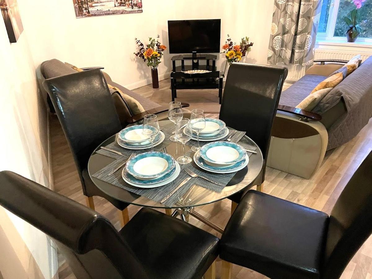גילינגהאם Deluxe 1-Bedroom Serviced Apartment Sleeps 4 For Short Or Long Stay מראה חיצוני תמונה