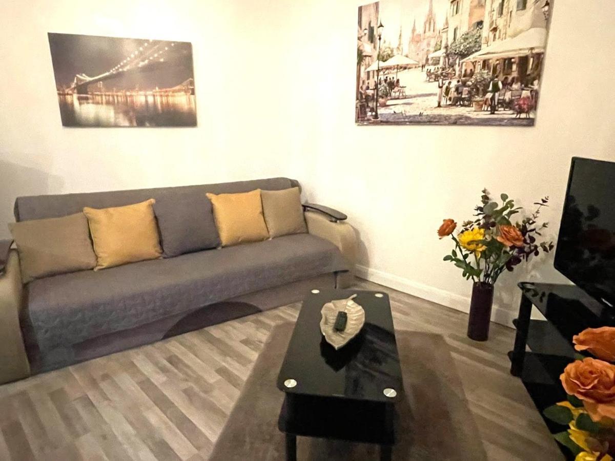 גילינגהאם Deluxe 1-Bedroom Serviced Apartment Sleeps 4 For Short Or Long Stay מראה חיצוני תמונה